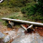 Auf diesen traurigen Überresten einer Bank nahm ich meine erste Brotzeit zu mir