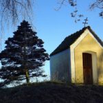Kapelle mit Baum