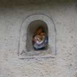 Marienskulptur in neinem sanierungsbedürftigen Haus