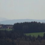 Im Dunst zeigen sich der Hohe Bogen und das Arbergebiet