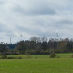 Wolken über den Sauheimer Windrädern