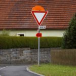 Verkehrsschild mit Heiligenschein Verkehrsschild mit Heiligenschein