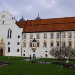 Kunstvolles im Klosterinnenhof Kunstvolles im Klosterinnenhof