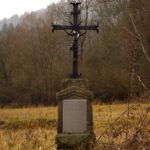 Gedenkkreuz, von einer ehemaligen Bewohnerin aufgestellt Gedenkkreuz, von einer ehemaligen Bewohnerin aufgestellt