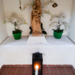 Mit so einer schönen Kerze bekommt heute mal das Kapelleninnere den Vorzug