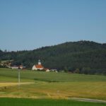 Im Wald rechts über der Kirche kann man die Ruine Kürnberg erkennen