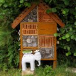 Insektenhotel mit tierischem Diener Insektenhotel mit tierischem Diener