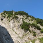 Der Weg führt rechts an dieser Wand vorbei