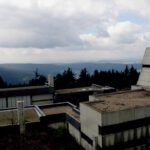 Militärruinen. Zumindest sehen die Gebäude leer und verlassen aus