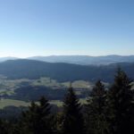 Auch vom Ostgipfel hat man eine schöne Aussicht über Viechtach hinweg