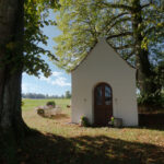 Die Dorfkapelle in Saaß hat Blumenschmuck