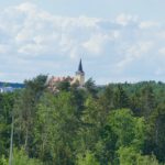 Die Kirche schaut durchs Holz