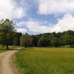 Blauer Himmel über dem früheren Dorfplatz