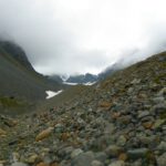 Vom ersten Rastplatz aus erkennt man gut, wie gerade die Moräne hochläuft...