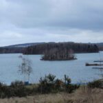 Kleine Insel vor großer Insel