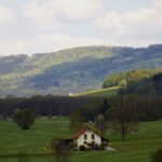 Ui, da schaut ja der Kirchturm von Nemanice heraus