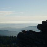 Über den Gäubodenwolken schauen die Alpen hervor