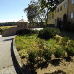 Klostereingang mit Blumenbeet und Türmchen