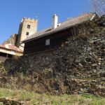 Hütte und Aussichtsturm vom Tor aus Hütte und Aussichtsturm vom Tor aus