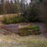 Sogar das Regenrückhaltebecken hat Tarnfarbe übergezogen