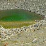 Wie wohl bei Sonnenschein die Reflexionen in diesem Tümpel aussehen?