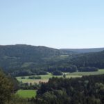 Ich habe gar nicht gewusst, wie herrlich sich Friedrichshäng zwischen Eulenberg und Gradelhöhe in den Sattel schmiegt