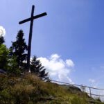 Kreuzfelsen mit Bankerl hinterm Kreuz