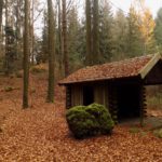 Brotzeithütte mit steinernem Tisch