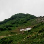 Ob die Ostflanke besteigbar ist? Es hat jedenfalls jede Menge Büsche und wohl auch Legföhren (Latschen) Ob die Ostflanke besteigbar ist? Es hat jedenfalls jede Menge Büsche und wohl auch Legföhren (Latschen)