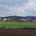 Hinter Rackendorf erkennt man Parsberg