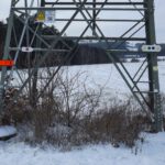 Wenn schon so ein hässlicher Strommast herumsteht, muss er wenigstens als Wegweiserhalter herhalten