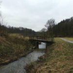 Lollbachbrücke mit Luft über dem Wasser