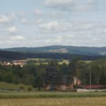 Ganz hinten guckt der Tännesberger Schlossberg durch