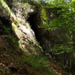 Höhle auf etwa halber Höhe