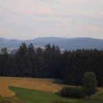 Im Dunst schauen Hoher Bogen und Arber hervor