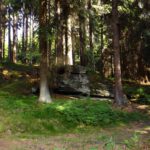 Ein paar Felsplatten liegen auch herum