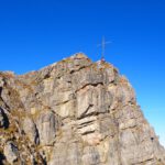 Der Kreuzgipfel, den wir uns schenkten, weil er wohl auch etwas niedriger ist als der Gipfel, auf dem wir waren Der Kreuzgipfel, den wir uns schenkten, weil er wohl auch etwas niedriger ist als der Gipfel, auf dem wir waren