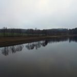 Spiegelreihe mit Lichteffekten im Wasser