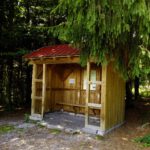 Unterstandshütterl mit Busfahrplan