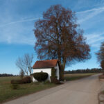 Kapelle mit Baum und Sitz