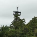 Der Aussichtsturm tauchte etwas unvermittelt auf. Seine Schräge ist ausschließlich meiner Kamerahaltung geschuldet