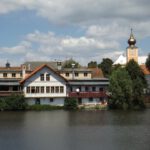 Restaurace Trhanov mit der Klosterkirche Sv. Jan Nepomuk