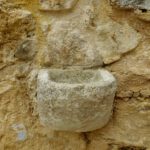 Auch das Weihwasserschälchen wurde wieder angebracht