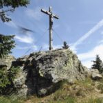 Schwarze Seele im Anflug auf das Gipfelkreuz