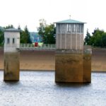 Der Pumpspeicher ist halb leer, die Pumpengebäude aber trotzdem in voller Höhe standhaft