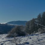 Links neben dem Himmeldunkberg guckt die Kreuzbergantenne hervor