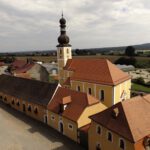 Die Kirche aus dem Fenster