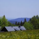Über den Dächern von Churáňov zeigt sich der Funkturm von Branišov Über den Dächern von Churáňov zeigt sich der Funkturm von Branišov