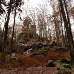 Herbstfarben vor dem Bergfried