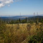 Über dem flacheren Land im Nordosten halten sich die Wolken